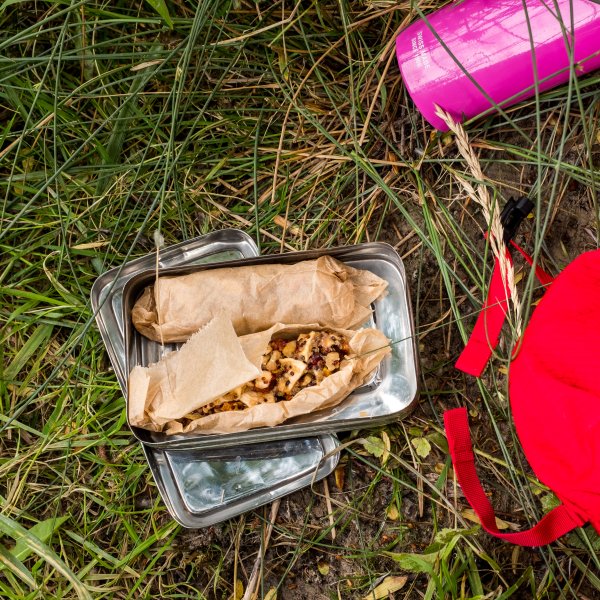 Trail Mix als Riegel: aus Nüssen, Trockenfrüchten und Honig