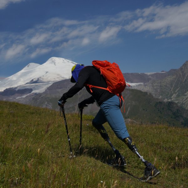 After the amputation of his lower legs, Xia Boyu's mountaineering career really started thanks to new prosthetic technologies.