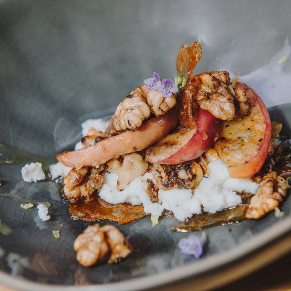 Rezepte fürs Camping: Karamellisierter Apfel mit Käse und Walnüssen ...