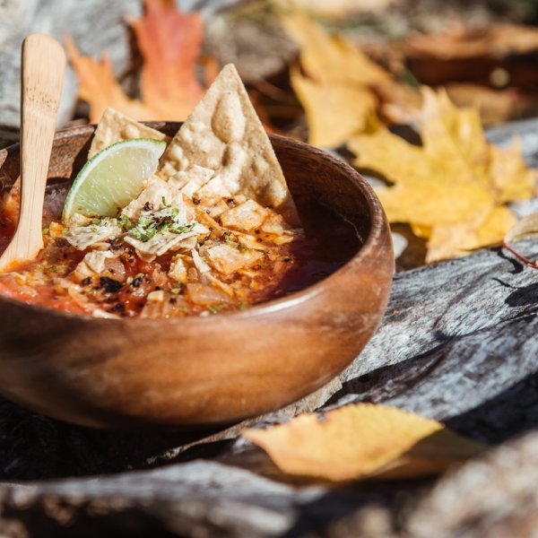 Heißer Mix für draußen: Tomaten-Limetten-Suppe | ISPO.com