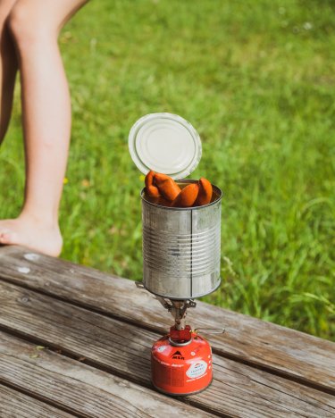 Kleiner Kocher mit Dosenwurst