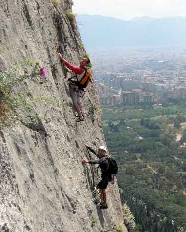 In und um Palermo gibt es zahlreiche Kletterfelsen direkt am Meer 