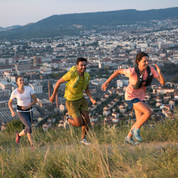 Eine kleine Gruppe von Läufern mit Trailrunning Schuhen von Salomon