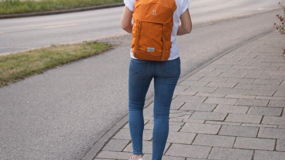 Model mit Rucksack