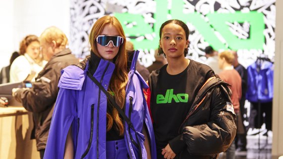 Zwei Models tragen Outdoor-Fashion auf der ISPO Munich.