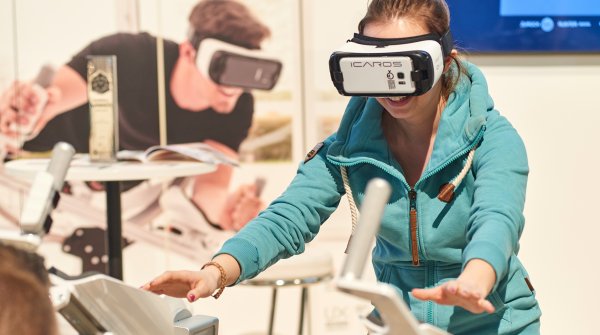 Eine Frau trägt eine VR Brille. 