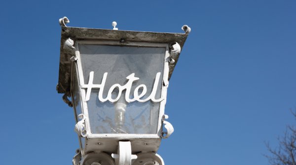 Ein altmodisches Hotel-Schild