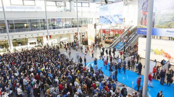 Tausende Besucher warten auf ihren Zugang zur ISPO Munich