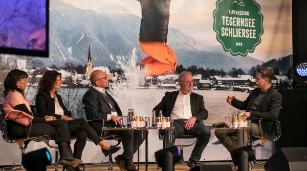 Auf dem Podium bei „Dein Winter. Dein Sport“ (von links): Martha Schulz, Antonia Asenstorfer, Klaus Dittrich, Siegfried Paßreiter und Moderator Alexander Ploner.