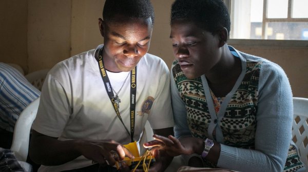 Jugendliche in Afrika mit einer Solar-Lampe
