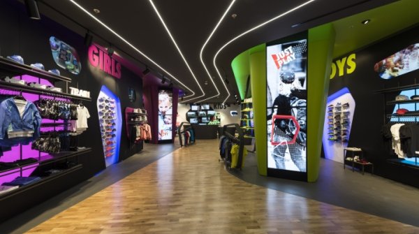 In Kollaboration mit Nike ist der Sportschuh-Store Just Play in Verona entstanden.