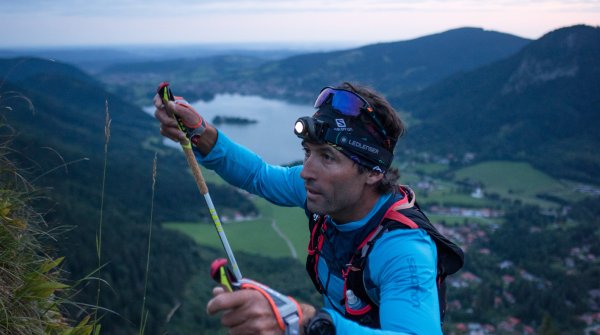Peter Schlickenrieder in Aktion: Der ehemalige Langlauf-Star besteigt in blauer Jacke und kurzen Hosen einen steilen Hang.