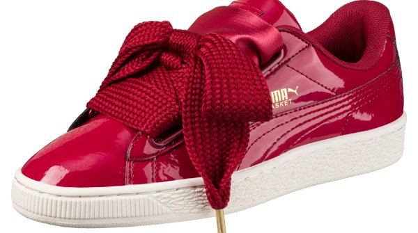 Betont feminines Design: Der Puma Basket Heart mit den großen Schleifen.