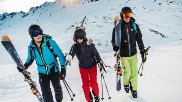 Skiers in Salomon equipment