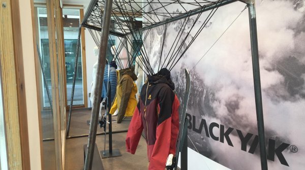 Blackyak-Jacken im Schaufenster