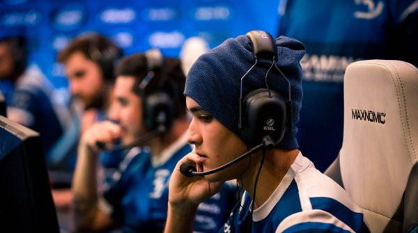 Highly concentrated: e-Sport professionals are endurance athletes with a pulse rate of 180 and the stars of the scene activate several million followers in the social networks.