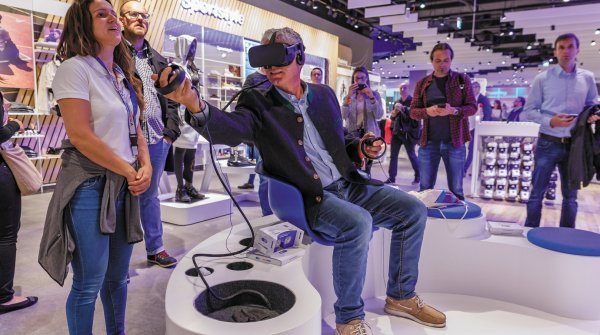 Mit VR-Technologie tauchen Kunden im neuen Intersport Future Store in Berlin in verschiedenste Sportwelten ein.