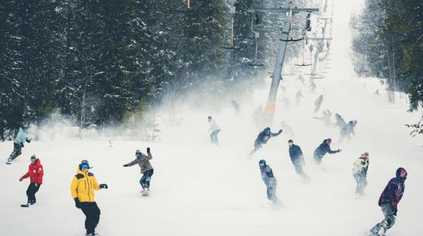 Always important when snowboarding: Cruising with friends