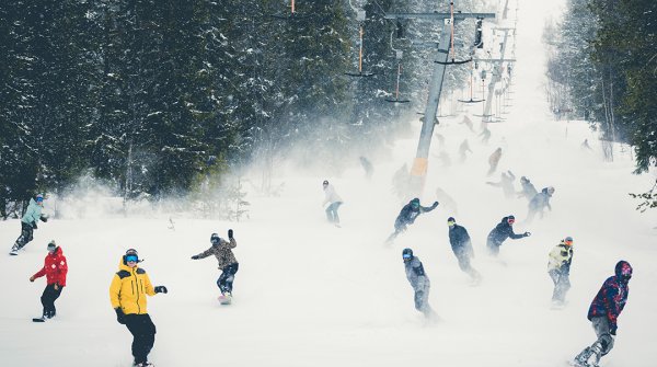 Beim Snowboarden immer wichtig: Mit Freunden cruisen gehen