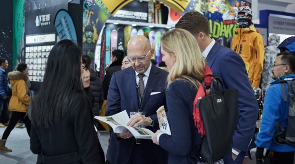 Klaus Dittrich, CEO of the Messe Munich, explores the halls of the multisegment sports fair together with Elena Jasper (ri., front), Exhibition Director der ISPO Beijing.