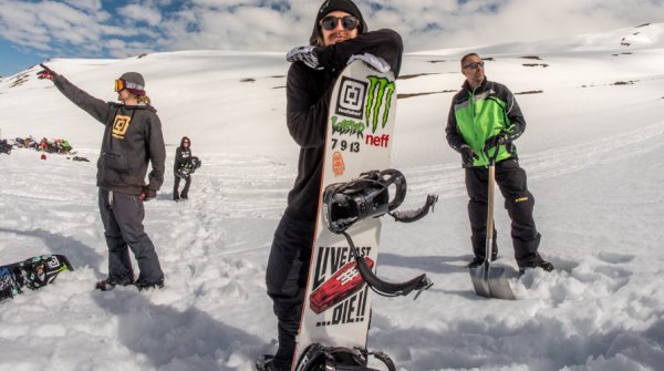Halldór Helgason lehnt auf seinem aufgestellten Snowboard