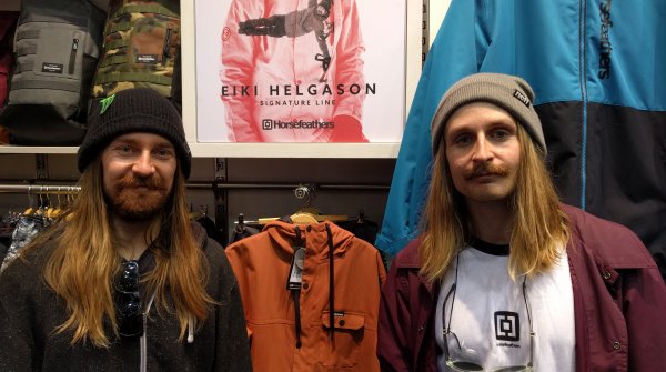 Die Snowboarder Eiki (links) und Halldór Helgason mit einer von Eiki gestalteten Jacke.