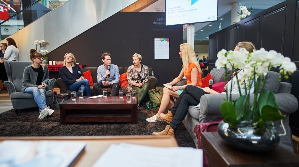 Teilnehmer an der Podiumsdiskussion "Zielgruppe Frau im Onlinehandel" in der ISPO Womens' Lounge 2018.