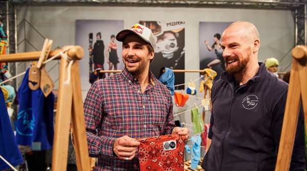 Freeride-Star Bene Mayr (li.) auf der ISPO Munich 2018 bei Partner MaxFred.