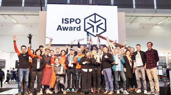 19 Gold Winners and a Product of the Year representative on stage: The group photo of the Snowsports Award winners.