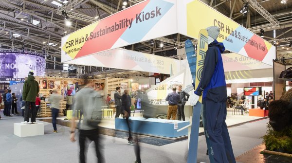 In Halle A4 steht der CSR Hub & Sustainability Kiosk, der neben einer klassischen Ausstellungsfläche der Vereinigungen „Brands for Good“ und „Greenroom Voice“ mit ihren nachhaltigen Brands auch weitere Informations- und Austauschmöglichkeiten bietet.