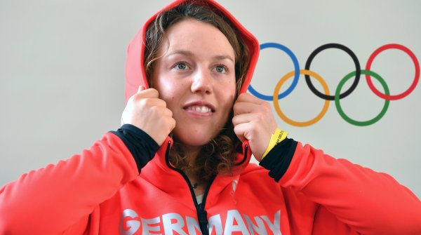 Laura Dahlmeier mit dem Deutschland-Hoodie. Dieser ist auch für Fans erhältlich