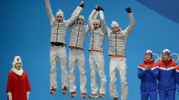 Immer höher, immer weiter: Die deutschen Skispringer feiern ihre Silbermedaille im Team-Wettbewerb. Ganz rechts Social-Star Wellinger. 