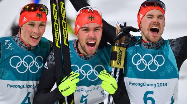 Eric Frenzel, Johannes Rydzek und Fabian Rießle gehen als 4.,5. und 6. in die Loipe und belegen am Ende Platz 1-3