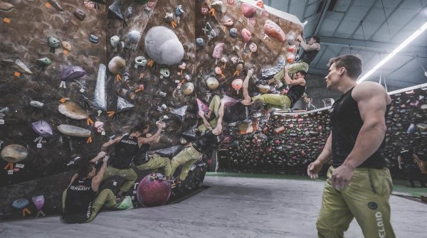 Chris Hanke beim Bouldern in Japan