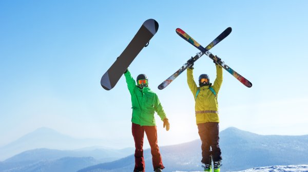 Wintersport Snowboarder und Skifahrer