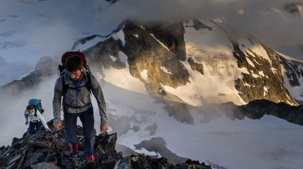 Bergsteiger in Gletscherlandschaft