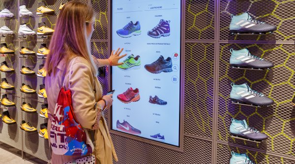 Intersport customers can get digital advice at Alexa in Berlin.