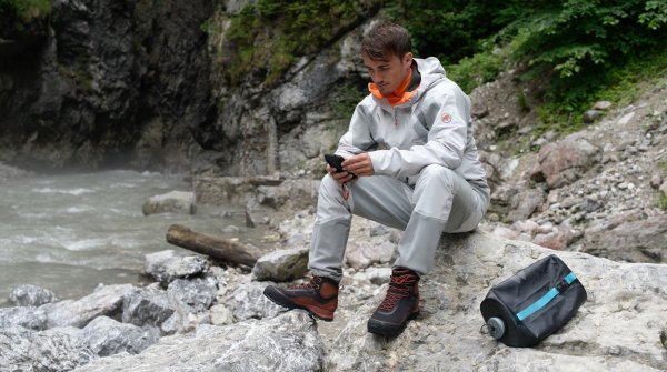 Gute Funktionsbekleidung ist bei extremen Bergtouren im alpinen Gelände unverzichtbar. Gute Funktionsbekleidung ist bei extremen Bergtouren im alpinen Gelände unverzichtbar.
