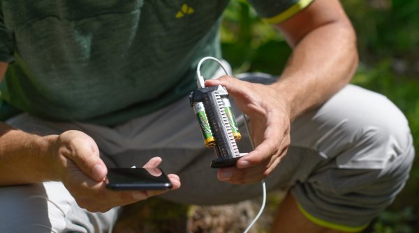 Mit dem Akkuladegerät von NITECORE lassen sich Smartphones auch beim Campen schnell und easy wieder mit Strom versorgen.