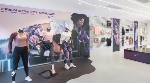 Der Keller Sports Brand Experience Store hier ganz im Zeichen von Nike Women: Auf dem Bild wird die neue Nike Metallic Sheen Collection präsentiert.