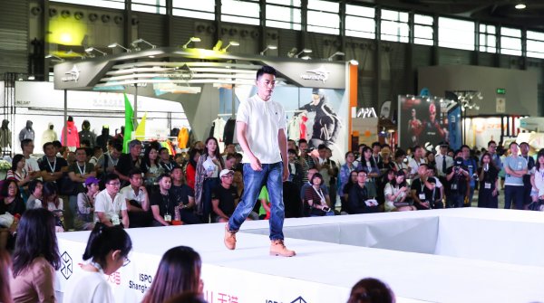 Internationale und nationale Marken präsentierten ihre neuesten Styles auf der Tmall Fashionshow.