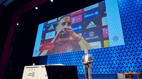 Stefan Mennerich, media director of FC Bayern, shows at ISPO Digitize a GIF with Franck Ribéry
