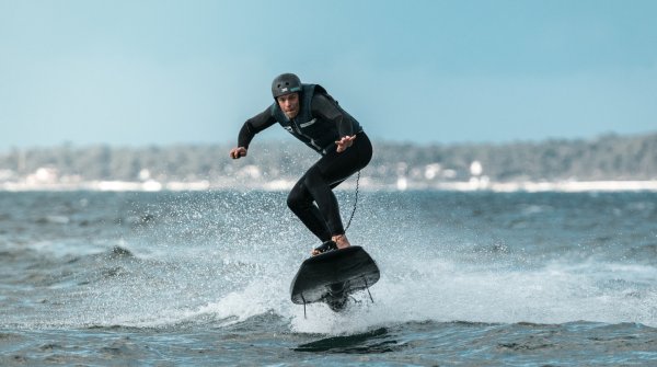 Mit dem E-Wakeboard über Wasser: Noch machen das nicht allzu viele.