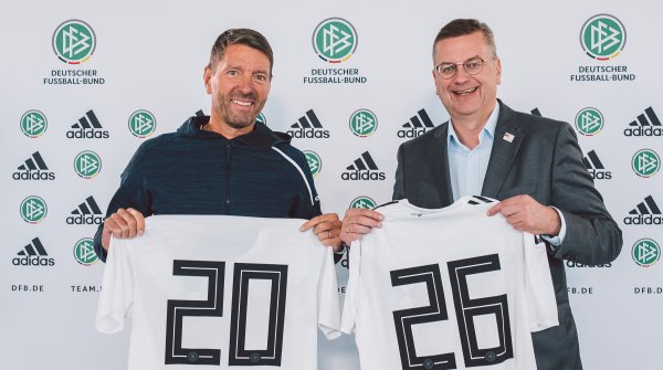 Adidas CEO Kasper Rorsted und DFB-Präsident Reinhard Grindel verkünden die Verlängerung.