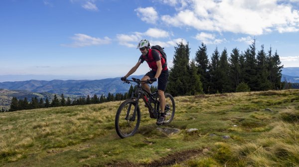 Tests können auch Räder betreffen, denn der Absatz von Fahrrädern und E-Bikes steigt weiter.