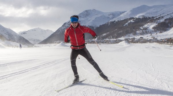 Mann in roter Jacke beim Skilanglauf