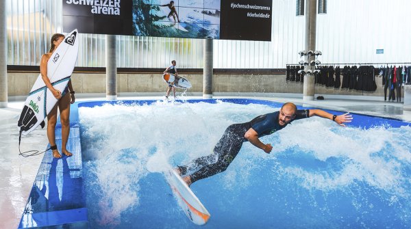 The Citywave in the Jochen Schweizer Arena Munich runs there six days a week and you can book beginner, advanced or pro sessions, in which the wave is adapted to the height and steepness of the level. The surf sessions last 45 minutes and are limited to a maximum of twelve surfers.