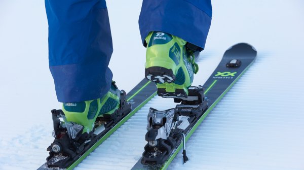 The GripWalk technology improves walking in ski boots. On the skis the foothold is as usual.