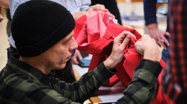 Die Jury prüft jedes einzelne Stück genau.