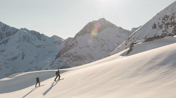 Snow Tour und S-Way VLM+ überzeugen schon im Aufstieg mit geringem Gewicht – auch wenn der Helm am Rucksack getragen wird.